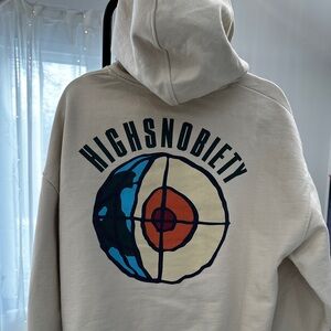 Highsnobiety Hoodie – Made in Portugal 🔥
Size: L
Color: Cream